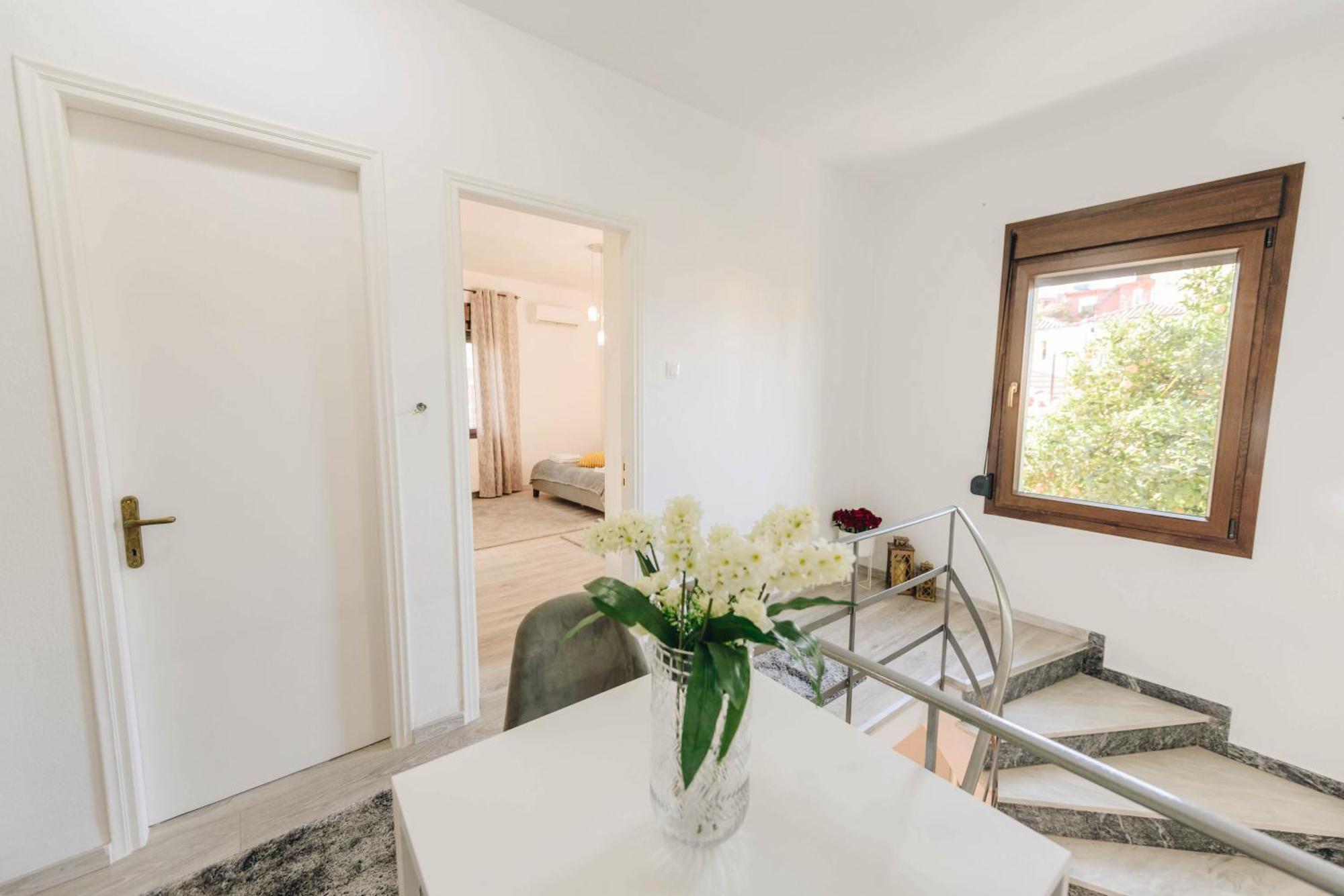 Sunrise Guesthouse Агрия Экстерьер фото